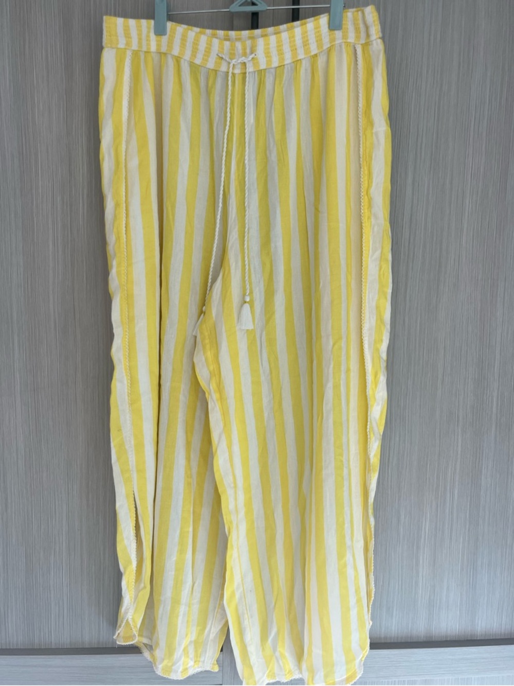 Abercrombie & Fitch Yellow and White Striped  Pants (sz XL)